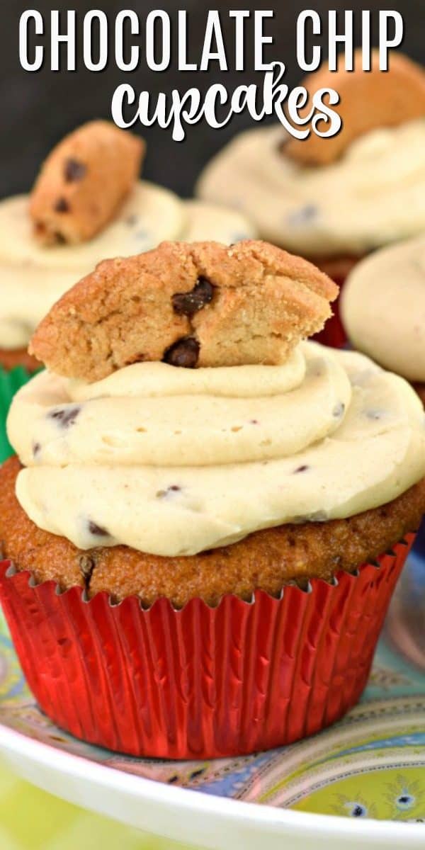 Cupcake de masa para galletas con una galleta encima