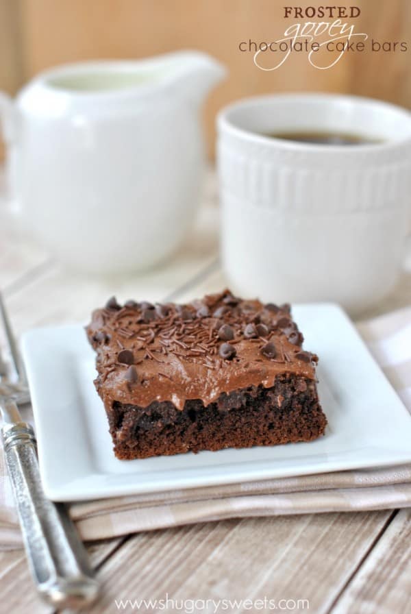 Gooey frosted Chocolate Cake Bars: tillverkad med en blandning, dessa barer är fyllda med gräddeost och kakao!