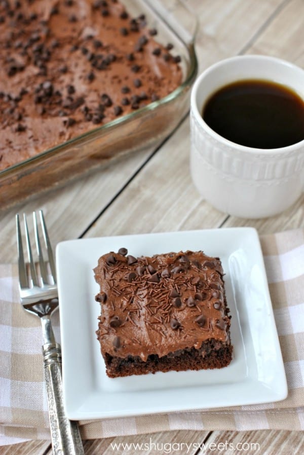 Gooey frosted Chocolate Cake Bars: tillverkad med en blandning, dessa barer är fyllda med gräddeost och kakao!