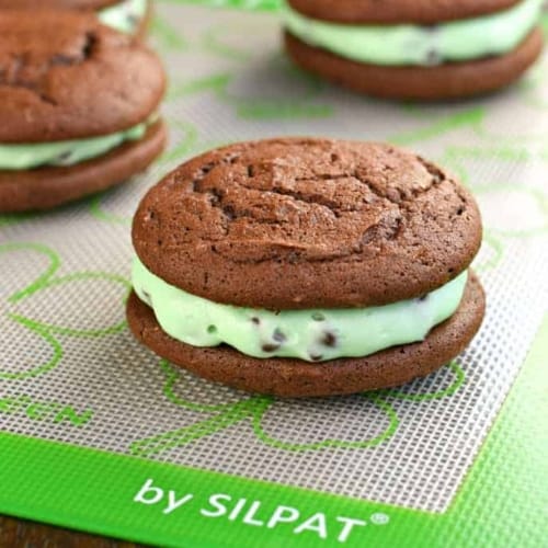 https://www.shugarysweets.com/wp-content/uploads/2017/03/Mint-Chocolate-chip-whoopie-pies-2-500x500.jpg