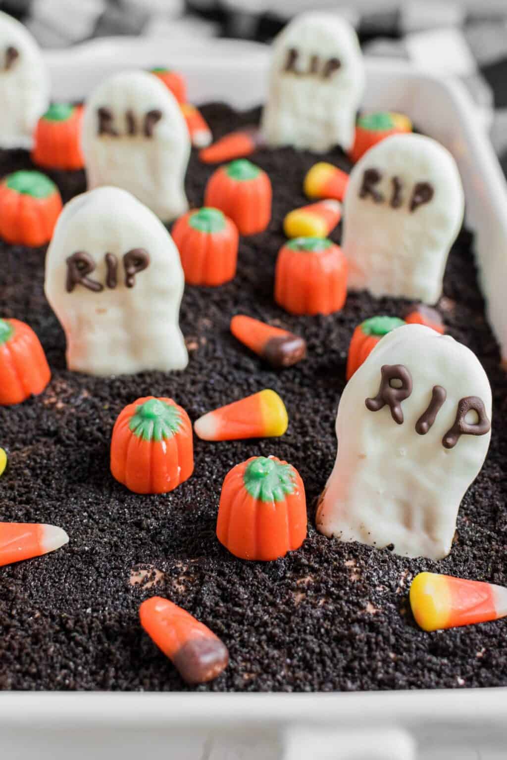 Halloween Dirt Cake Recipe {Graveyard} - Shugary Sweets