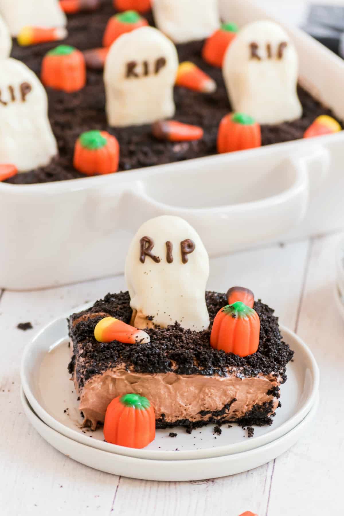 Halloween Dirt Cake Recipe {Graveyard} - Shugary Sweets