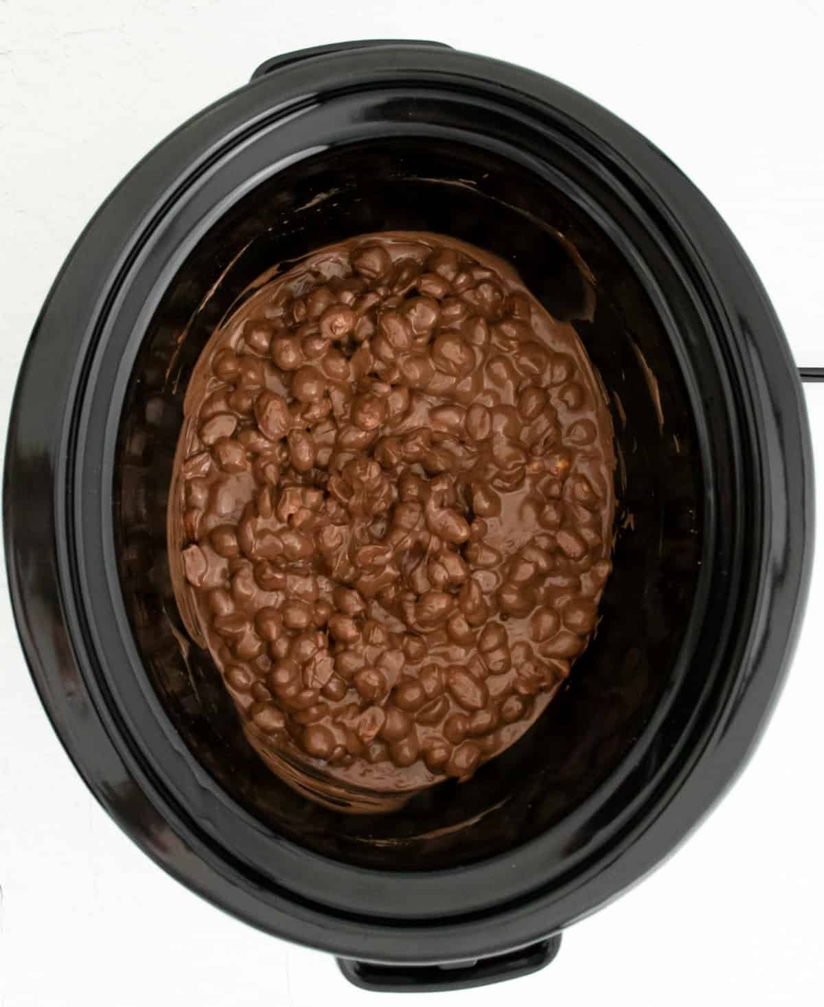 Crockpot met drie ingrediënten chocolade snoep erin.