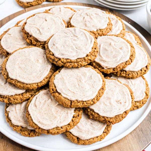 These easy Gingerbread Oatmeal Cookies are chewy, loaded with cozy flavor, and the addition of molasses makes them extra delicious. Perfect for the holidays or any day!